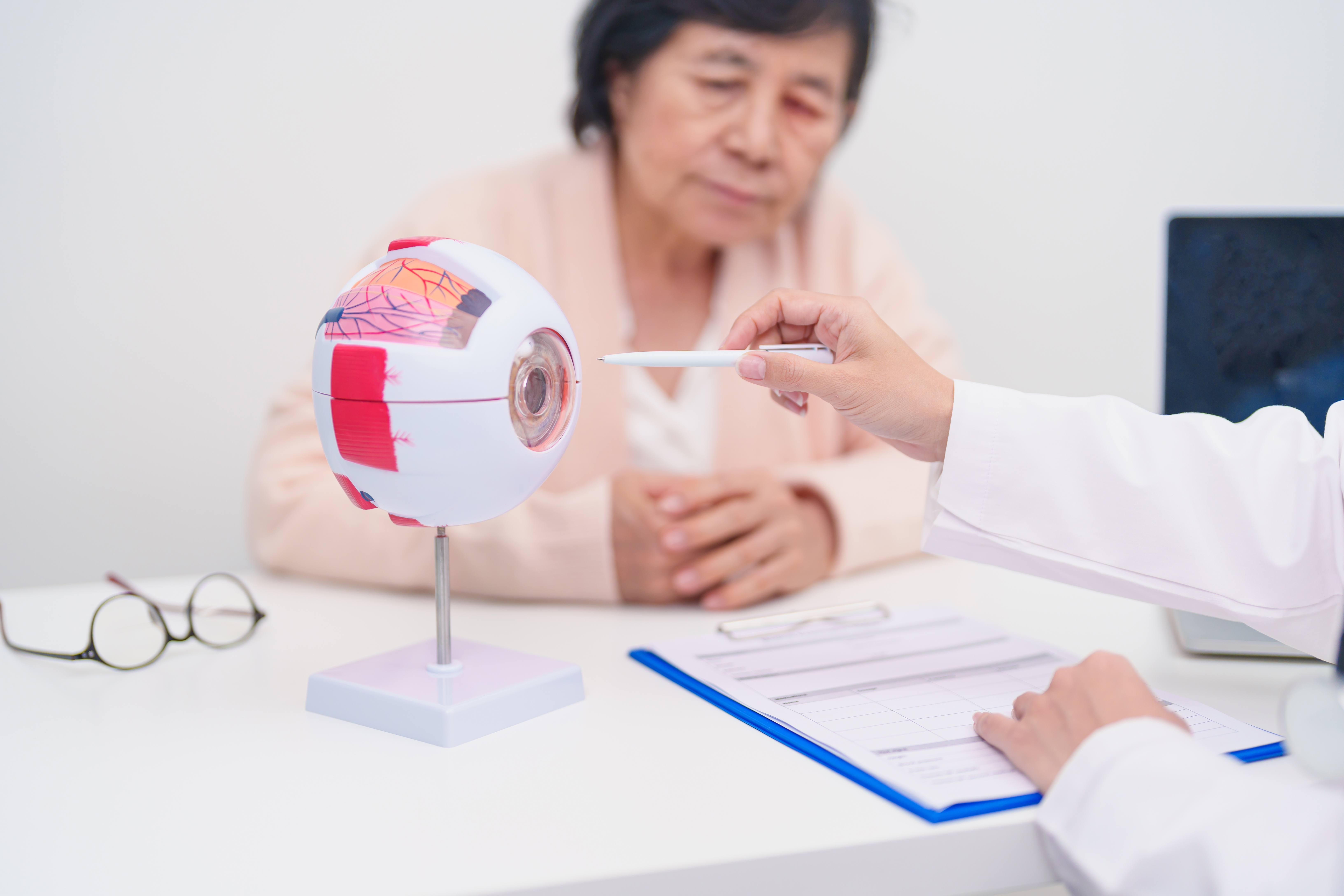 Patient with glaucoma consulting an ophthalmologist about their condition.